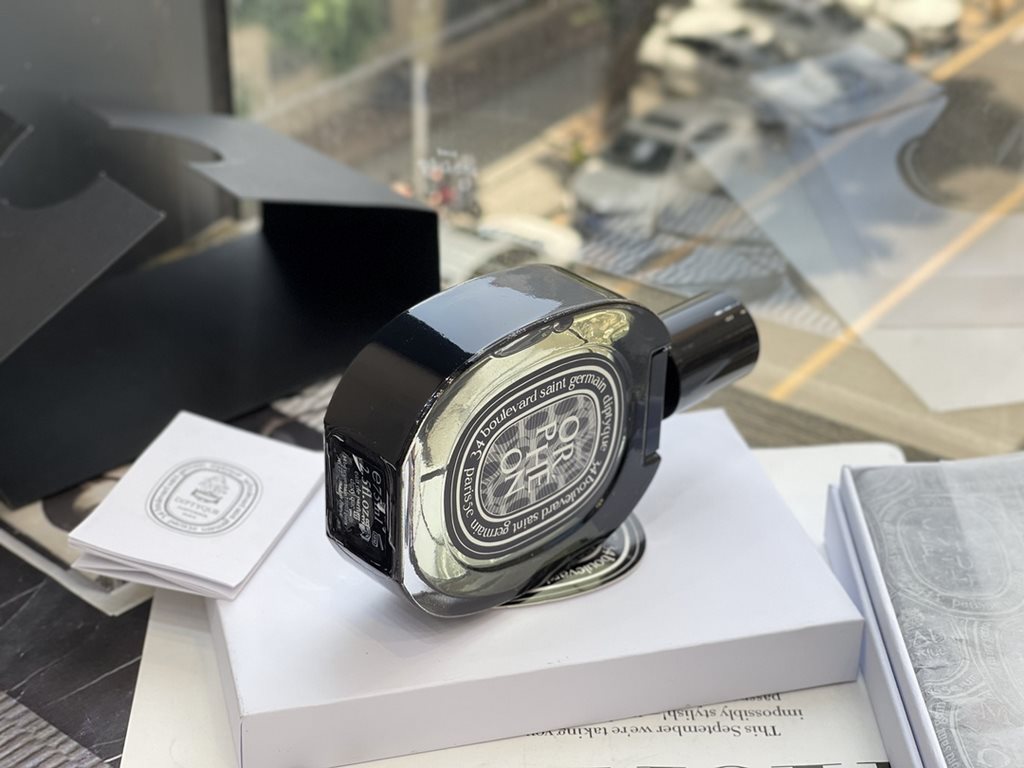 Original quality small gift boxDiptyque Black Label Duke Dream Diptyque Orpheon 75ml.Top note juniper berriesMiddle note JasmineBase notes powder, cedar and vanillaThis eau de toilette was launched to celebrate Diptyque'