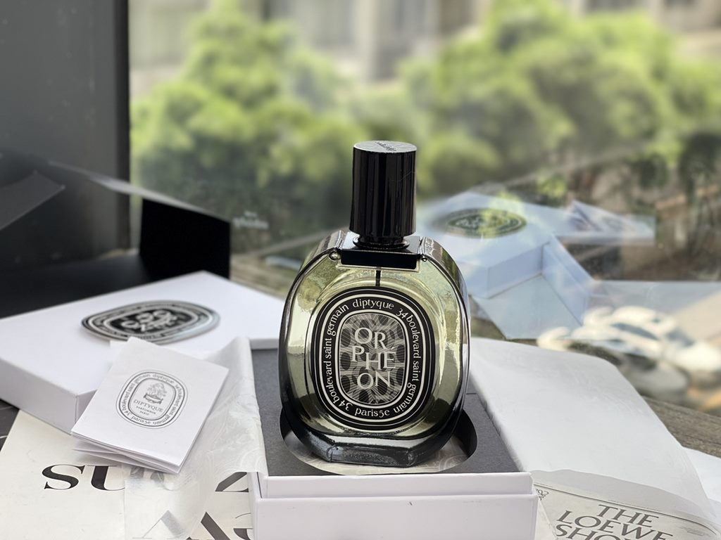 Original quality small gift boxDiptyque Black Label Duke Dream Diptyque Orpheon 75ml.Top note juniper berriesMiddle note JasmineBase notes powder, cedar and vanillaThis eau de toilette was launched to celebrate Diptyque'