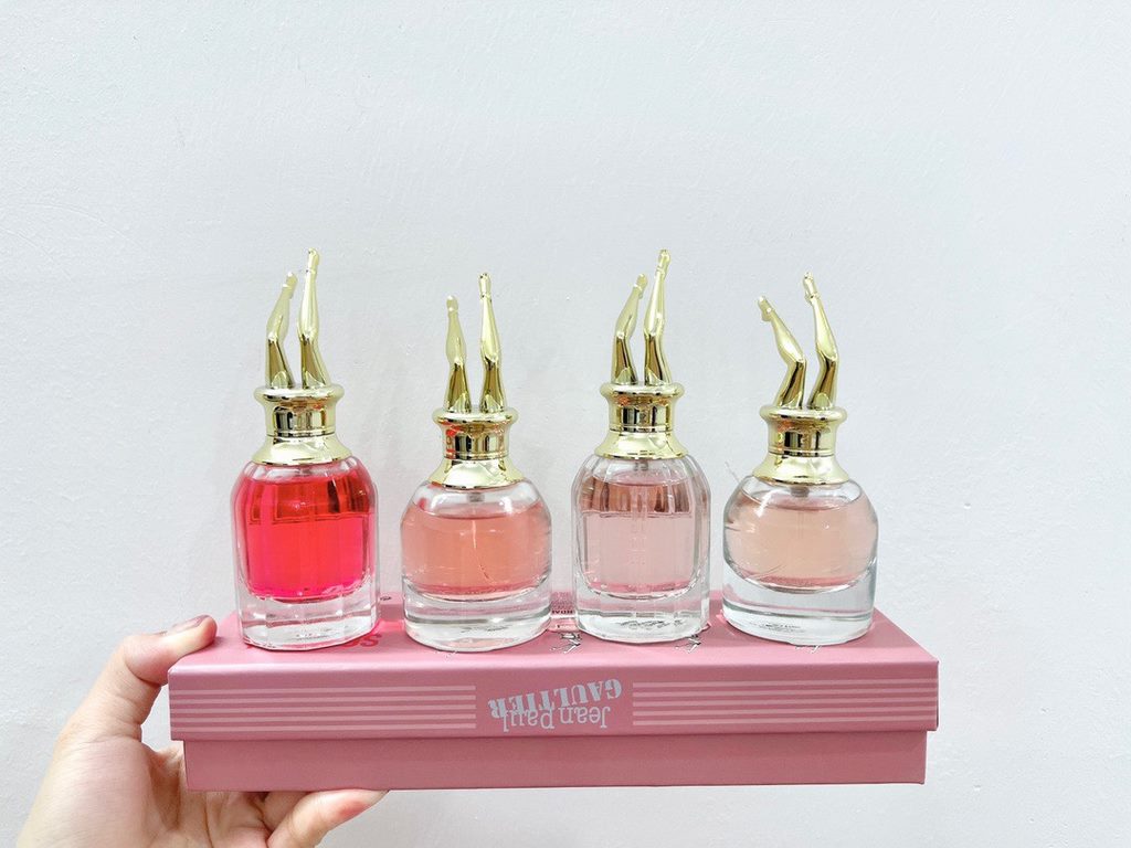 Original version(Gaultier sample perfume 4-piece set)   30ml × 4, with a nozzle  Gaultier Scandal perfume Scandal  sweet explosion, pink tender full of eye-catching bottle like a rebellious teenage girl to make a bad, pr