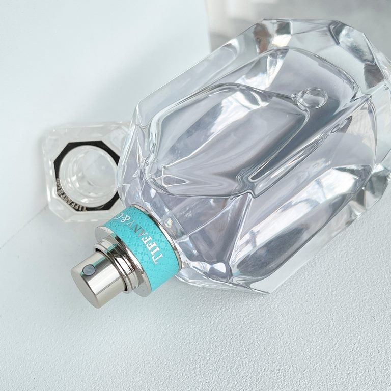 Original qualityTiffany classic model perfume! Fragrance Eau de Toilette Fragrance Floral and Fruity Fragrance Top Citrus Middle Iris Bottom Patchouli, Musk This perfume is the iris as the main fragrance to create a flor