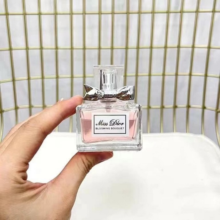 The new Dior perfume sample luxury gift box 4 sets  , contains true me   flowers sweetheart   charm fresh   JOY perfume work is very exquisite perfume gift box  , 1 bottle of 30 ml, with a spray nozzle, it is very conven