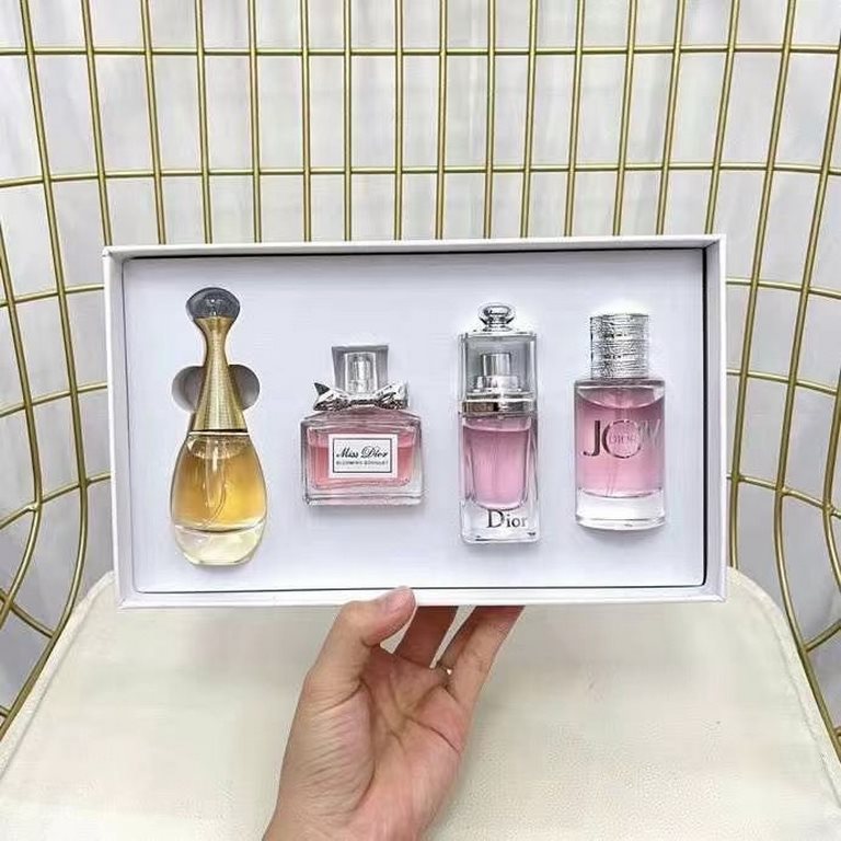 The new Dior perfume sample luxury gift box 4 sets  , contains true me   flowers sweetheart   charm fresh   JOY perfume work is very exquisite perfume gift box  , 1 bottle of 30 ml, with a spray nozzle, it is very conven