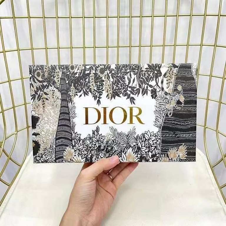 The new Dior perfume sample luxury gift box 4 sets  , contains true me   flowers sweetheart   charm fresh   JOY perfume work is very exquisite perfume gift box  , 1 bottle of 30 ml, with a spray nozzle, it is very conven