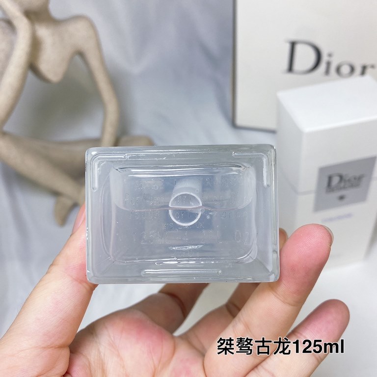 Original quality (Dior untamed men's cologne white cap 125ml)   bold and fearless elegance of the tone of the original fragrance 昋 creation, both the sense of freshness and woody notes, such as water-like ease, the relea