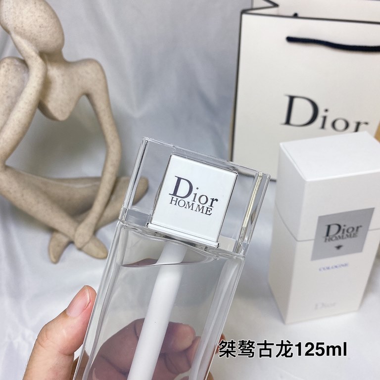 Original quality (Dior untamed men's cologne white cap 125ml)   bold and fearless elegance of the tone of the original fragrance 昋 creation, both the sense of freshness and woody notes, such as water-like ease, the relea