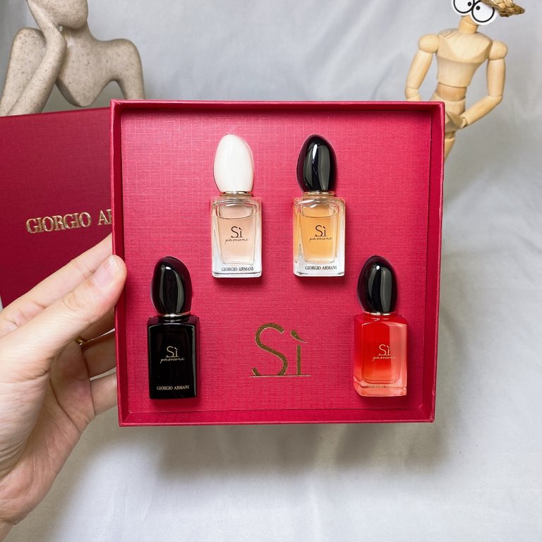 Original qualityQ version of Armani's beloved four-piece set, big red set box, once have 4 classic scent 7ml  4 packaging continued this series of perfume black stone bottle cap plus square and round bottle design   fash