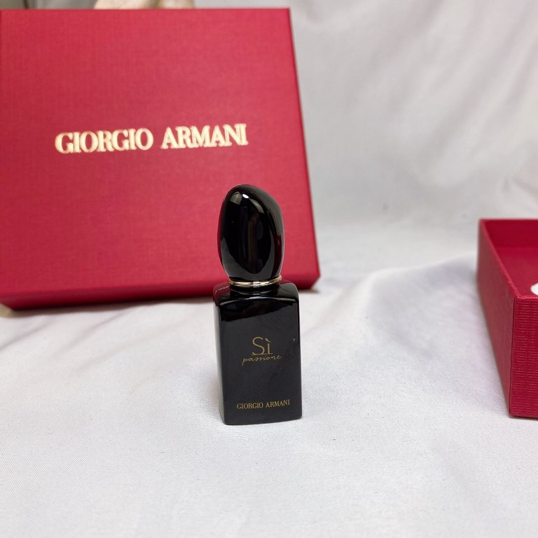 Original qualityQ version of Armani's beloved four-piece set, big red set box, once have 4 classic scent 7ml  4 packaging continued this series of perfume black stone bottle cap plus square and round bottle design   fash