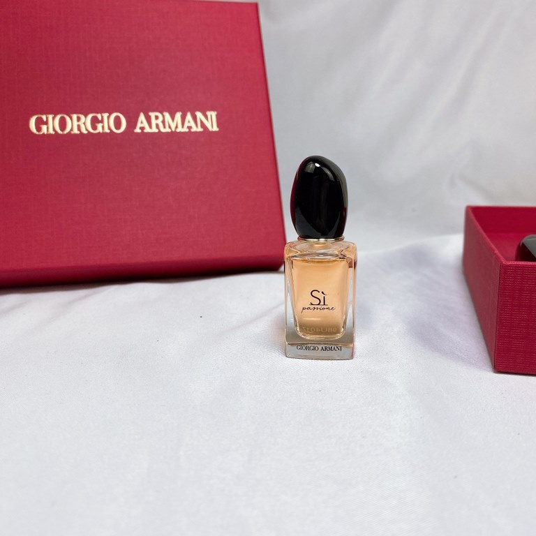 Original qualityQ version of Armani's beloved four-piece set, big red set box, once have 4 classic scent 7ml  4 packaging continued this series of perfume black stone bottle cap plus square and round bottle design   fash