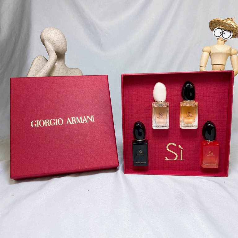 Original qualityQ version of Armani's beloved four-piece set, big red set box, once have 4 classic scent 7ml  4 packaging continued this series of perfume black stone bottle cap plus square and round bottle design   fash