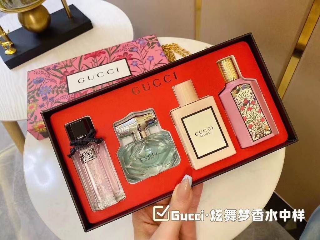 Original qualityGucci Dazzling Dream Perfume Medium Sample Set of 4  Gucci Flourishing Dreams Perfume Medium Sample 25ml Set of 4, 25ml x 4 with sprayer.Contains Gardenia, Bamboo Rhythm, Flourishing Flower, Emanuelle.A g