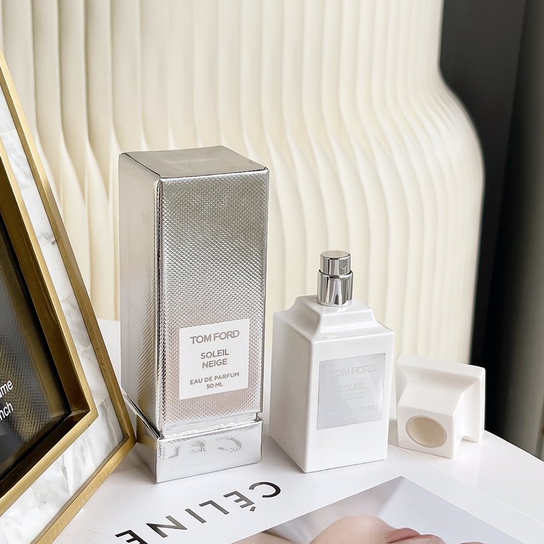 Original quality TF Limited Edition Perfume SOLEIL NEIGE Snow Reflecting Light official name is Snow Reflecting Light, white bottle, looks very clean, with this name is very appropriate. This perfume smells very good, no