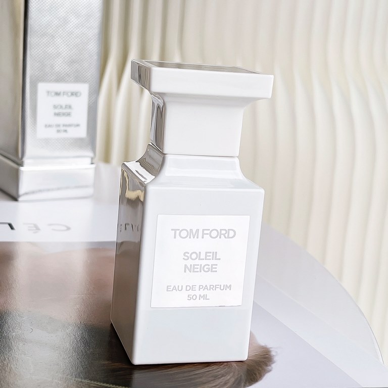 Original quality TF Limited Edition Perfume SOLEIL NEIGE Snow Reflecting Light official name is Snow Reflecting Light, white bottle, looks very clean, with this name is very appropriate. This perfume smells very good, no