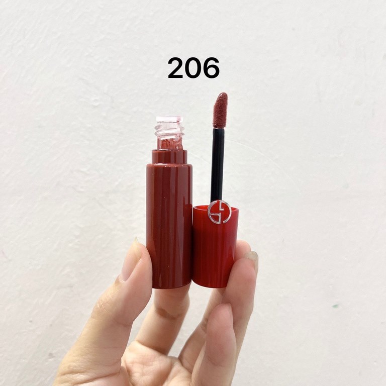 Original quality(Armani long red sample six-piece set)   contains red beloved perfume 7ml, red tube lip glaze 405, 415, 205, 206, red air cushion 2 #. Exquisite girl is to keep at all times, in the bag does not take up s