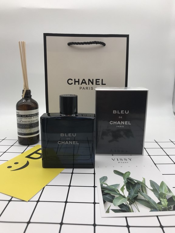 --Chanel Chanel AzureWhen I see a mountain, I see a sea, I see a flower.But when I see you, the clouds begin to roll in.I know this perfume is not the same who knows that, accidentally tried the smell at the counter, let