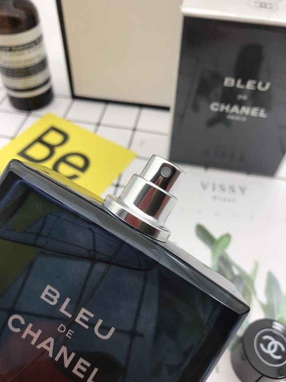 --Chanel Chanel AzureWhen I see a mountain, I see a sea, I see a flower.But when I see you, the clouds begin to roll in.I know this perfume is not the same who knows that, accidentally tried the smell at the counter, let