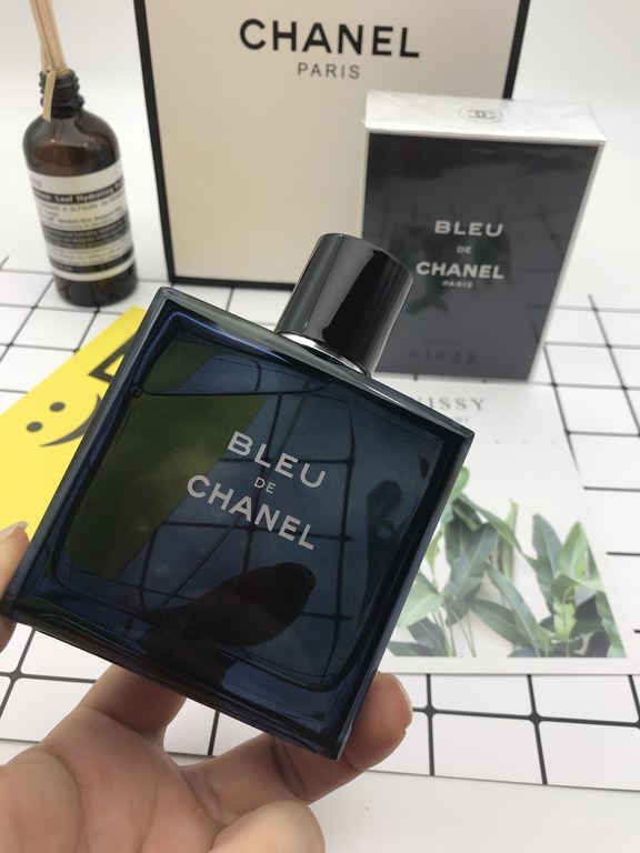 --Chanel Chanel AzureWhen I see a mountain, I see a sea, I see a flower.But when I see you, the clouds begin to roll in.I know this perfume is not the same who knows that, accidentally tried the smell at the counter, let