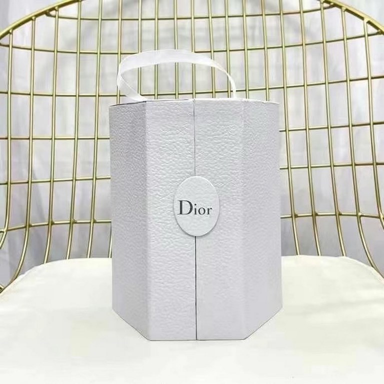 Original qualityDior Castle Perfume 5 Piece Set  Classic   Dior Perfume Sample 5 Piece Castle Model, send you a castle to open a window of perfume This is a castle that belongs only to you, the fairy. Dior true me 5ml   