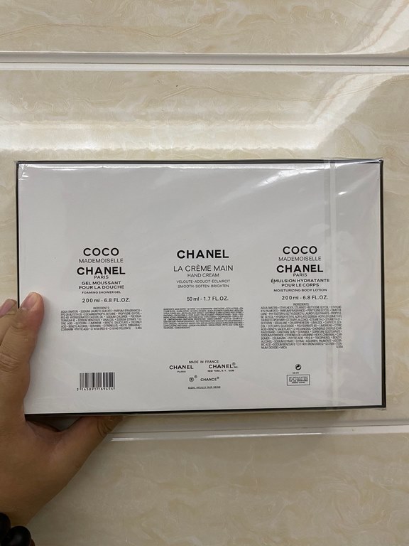 Original qualityChanel coco full body fragrance trio! With gift bag. Contains shower gel 200ml   goose egg pebbles 50ml   moisturizing body milk 200ml. chanel white goose egg hand cream wash white tender is good The most