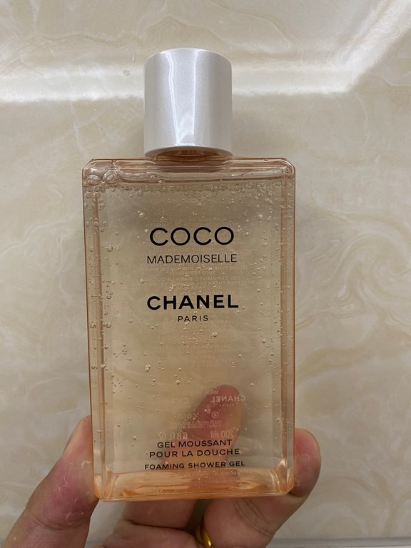 Original qualityChanel coco full body fragrance trio! With gift bag. Contains shower gel 200ml   goose egg pebbles 50ml   moisturizing body milk 200ml. chanel white goose egg hand cream wash white tender is good The most