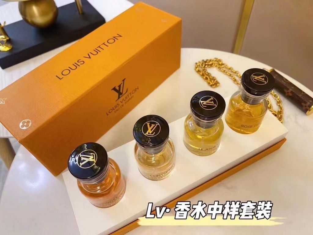 Original qualitylv sample perfume set of 4 4×30mlThe set contains 1 rose des vents (rose in the wind) exudes freshness  2 apogée (peak) exudes natural charm3 contre moi (to lean on) is not to hide sensual thoughts4 le jo