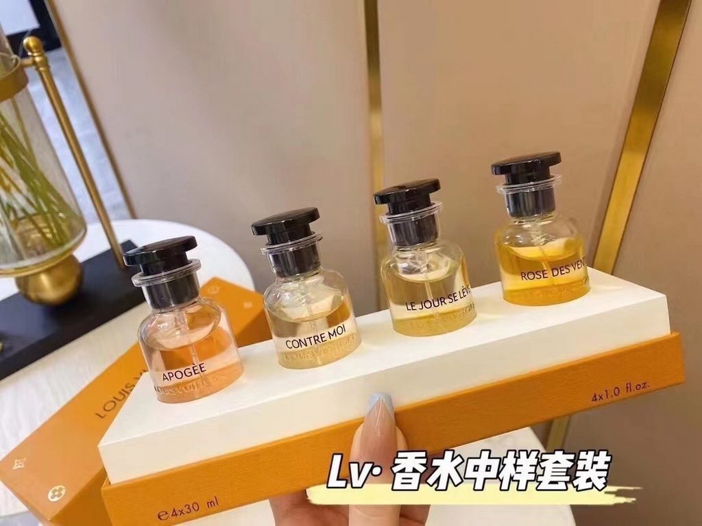 Original qualitylv sample perfume set of 4 4×30mlThe set contains 1 rose des vents (rose in the wind) exudes freshness  2 apogée (peak) exudes natural charm3 contre moi (to lean on) is not to hide sensual thoughts4 le jo