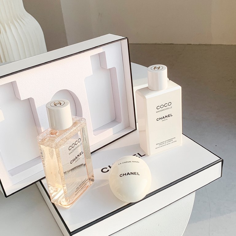 Original qualityChanel coco full body fragrance trio! With gift bag. Contains shower gel 200ml   goose egg pebbles 50ml   moisturizing body milk 200ml. chanel white goose egg hand cream wash white tender is good The most