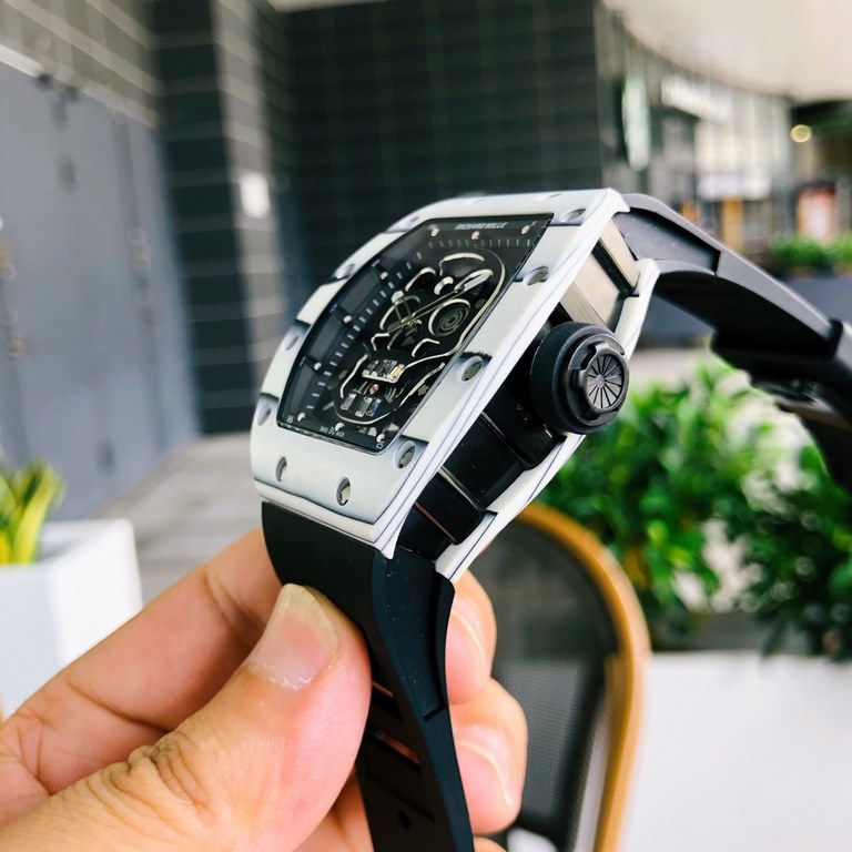 Richard MilleRM052 Series   The latest Ghost Head upgrade Carbon fiber case, Skull Series The original imported mechanical movement highlights the sporty style of this watch Through the anti-glare Xin mirror, you can see