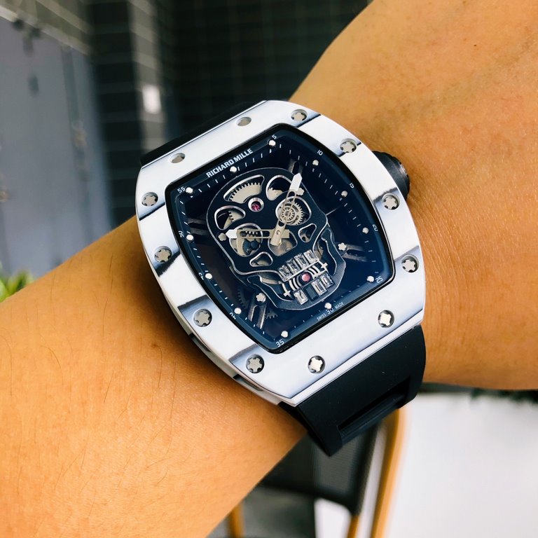 Richard MilleRM052 Series   The latest Ghost Head upgrade Carbon fiber case, Skull Series The original imported mechanical movement highlights the sporty style of this watch Through the anti-glare Xin mirror, you can see