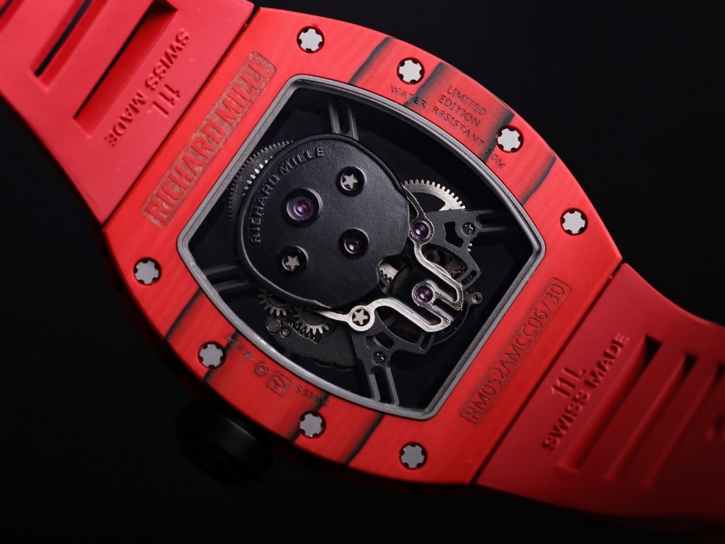 JB Richard Mille RM52-01 real tourbillon, reinterpretation of the essence of the RICHARD MILLE skull, breakthrough multiple versions of the BUG, so that the majority of the iron powder can have the right size, the moveme