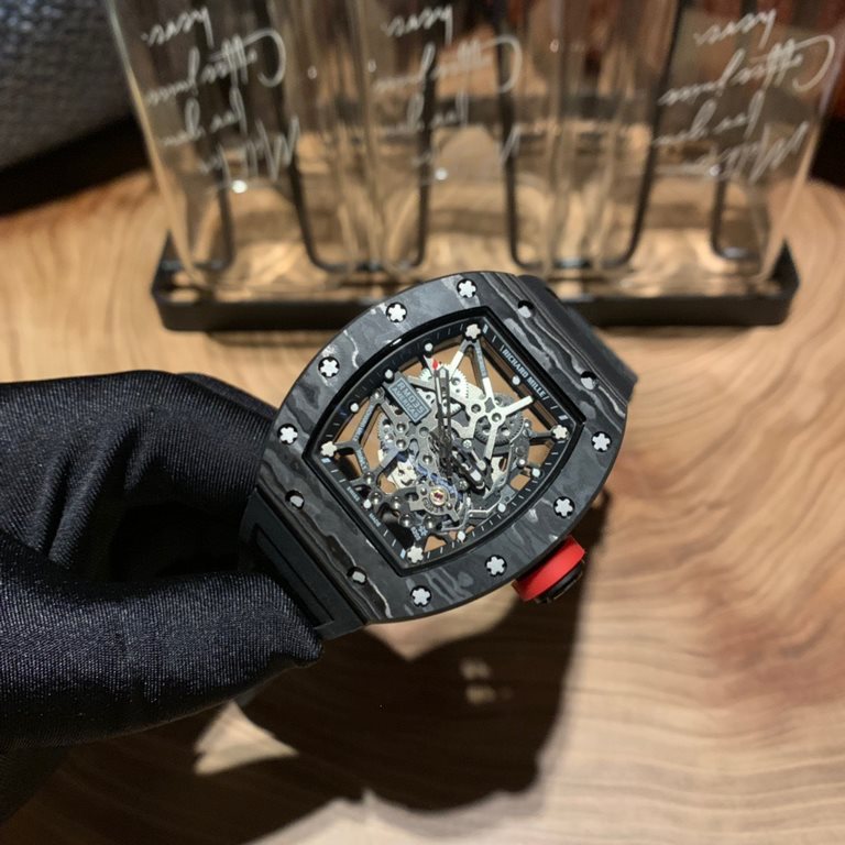 Richard Mille RM-035.Emerald Carbon Fiber Luminous Overall full skeletonized Using a three-piece structure The upper and lower bezels and the bottom cover are respectively made of carbon fiber The middle case is made of 