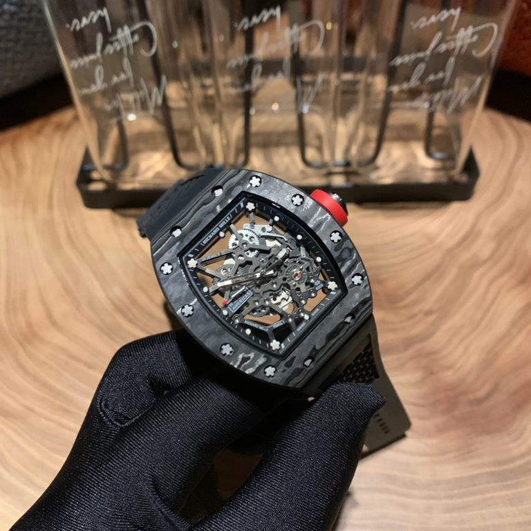 Richard Mille RM-035.Emerald Carbon Fiber Luminous Overall full skeletonized Using a three-piece structure The upper and lower bezels and the bottom cover are respectively made of carbon fiber The middle case is made of 