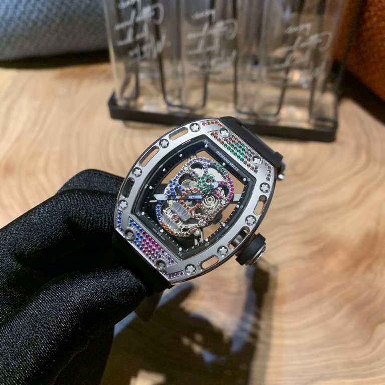 The Richard Mille RM-052 Fancy Color Diamonds, the newest version of the Ghosthead Fancy Color Diamonds, is the Cranium Collection. The diamond encrusted case and the imported mechanical movement emphasize the sporty sty