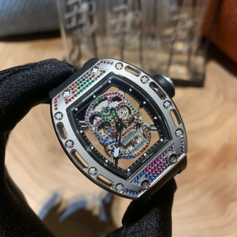 The Richard Mille RM-052 Fancy Color Diamonds, the newest version of the Ghosthead Fancy Color Diamonds, is the Cranium Collection. The diamond encrusted case and the imported mechanical movement emphasize the sporty sty