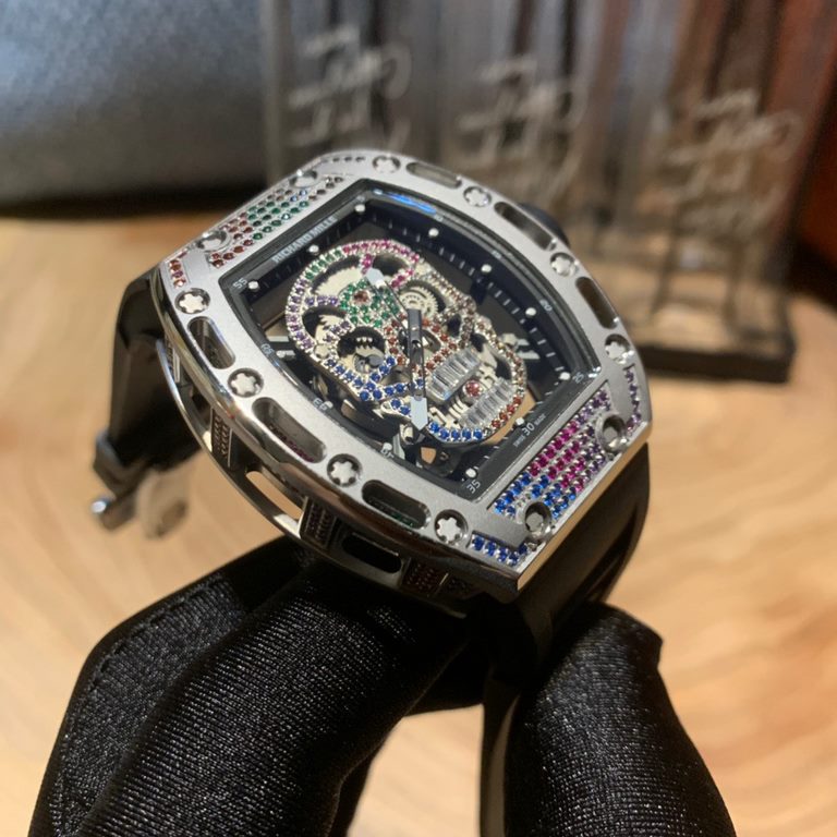 The Richard Mille RM-052 Fancy Color Diamonds, the newest version of the Ghosthead Fancy Color Diamonds, is the Cranium Collection. The diamond encrusted case and the imported mechanical movement emphasize the sporty sty