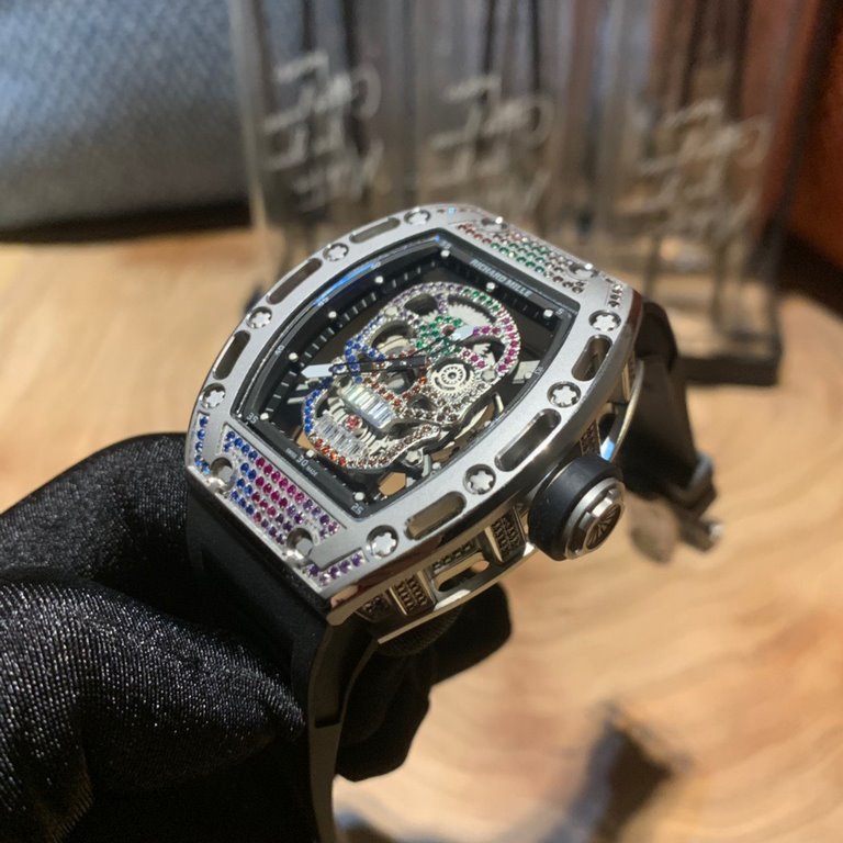 The Richard Mille RM-052 Fancy Color Diamonds, the newest version of the Ghosthead Fancy Color Diamonds, is the Cranium Collection. The diamond encrusted case and the imported mechanical movement emphasize the sporty sty