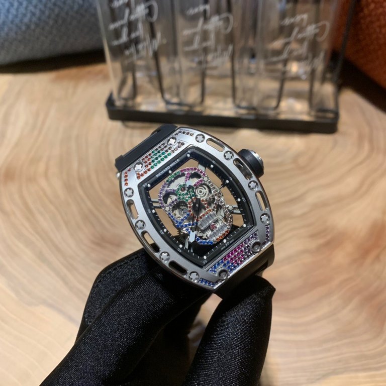 The Richard Mille RM-052 Fancy Color Diamonds, the newest version of the Ghosthead Fancy Color Diamonds, is the Cranium Collection. The diamond encrusted case and the imported mechanical movement emphasize the sporty sty