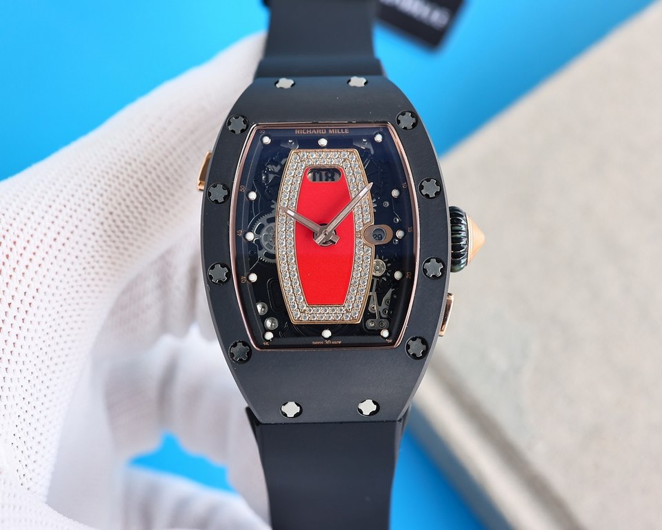 Richard Mille (RM037) women's carbon fiber ceramic watch series This watch is from Australia actress Margot Robbie endorsement of new products. This watch is made of stainless steel case overlay, the case is made of natu