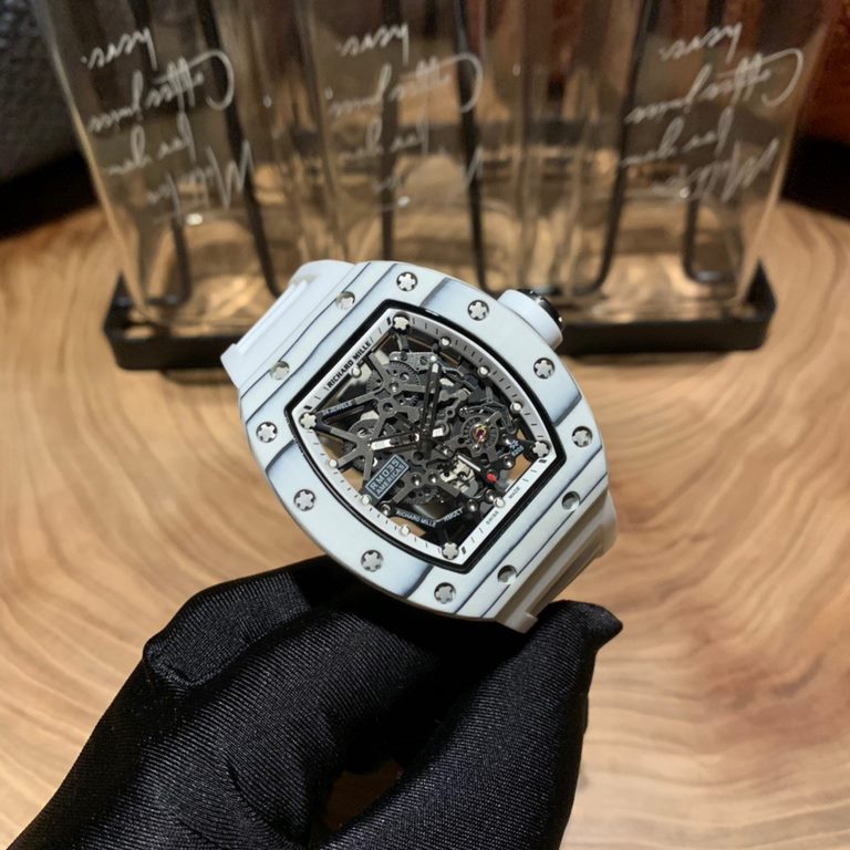 Richard Mille RM-035.Emerald Carbon Fiber Luminous Overall full skeletonized Using a three-piece structure The upper and lower bezels and the bottom cover are respectively made of carbon fiber The middle case is made of 