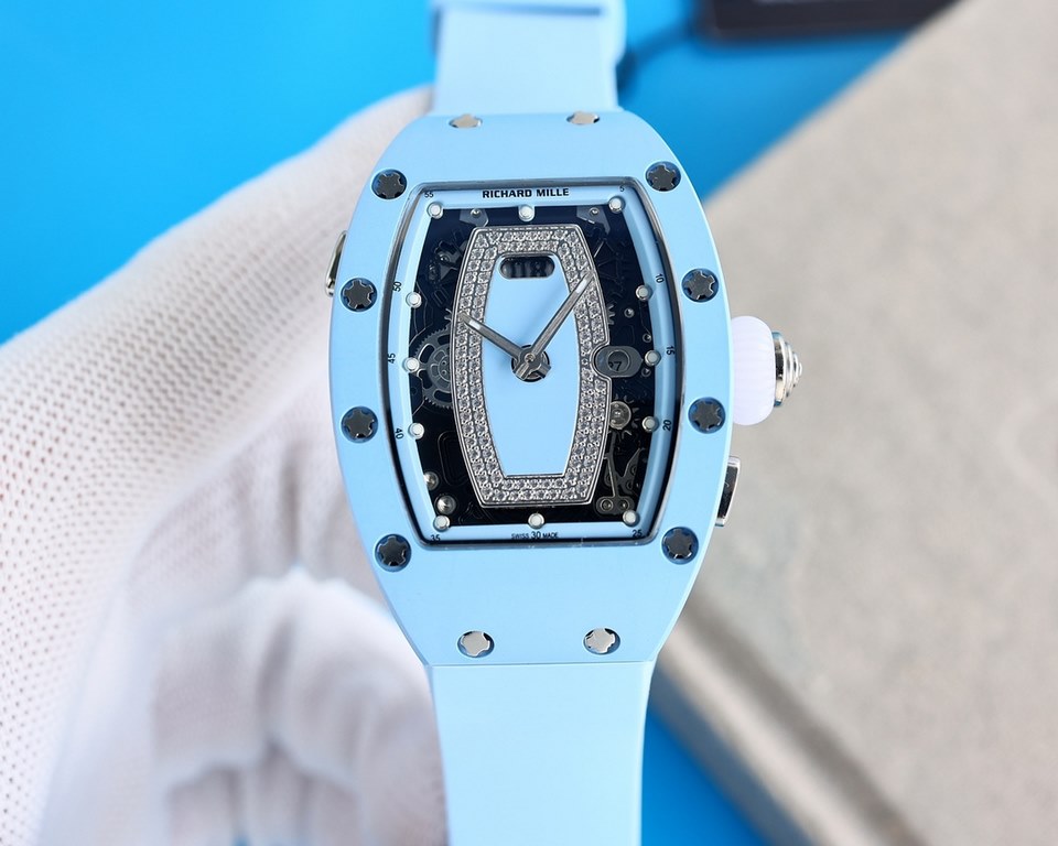 Richard Mille (RM037) women's carbon fiber ceramic watch series This watch is from Australia actress Margot Robbie endorsement of new products. This watch is made of stainless steel case overlay, the case is made of natu