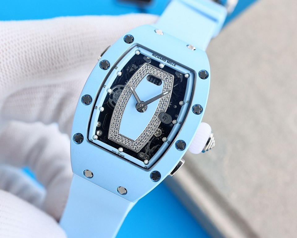 Richard Mille (RM037) women's carbon fiber ceramic watch series This watch is from Australia actress Margot Robbie endorsement of new products. This watch is made of stainless steel case overlay, the case is made of natu