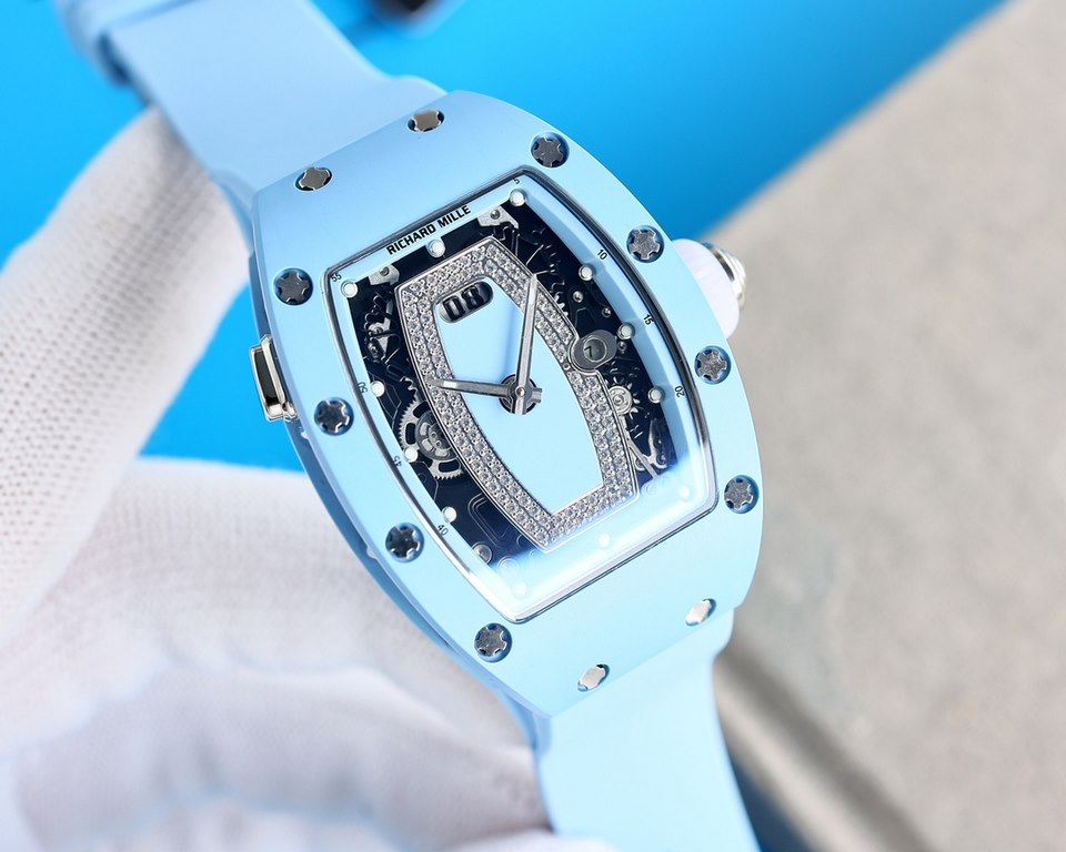 Richard Mille (RM037) women's carbon fiber ceramic watch series This watch is from Australia actress Margot Robbie endorsement of new products. This watch is made of stainless steel case overlay, the case is made of natu