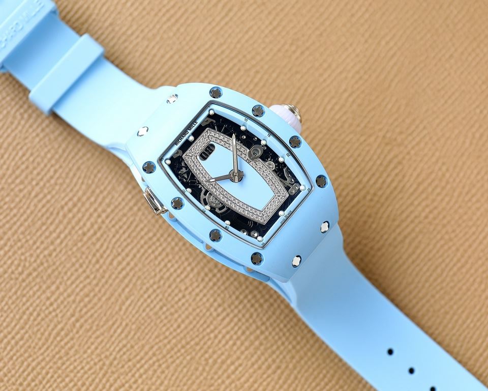 . Richard Mille (RM037) women's carbon fiber ceramic watch series This watch is from the Australian actress Margot Robbie endorsement of new products. This watch is made of stainless steel case overlay, the case is made 