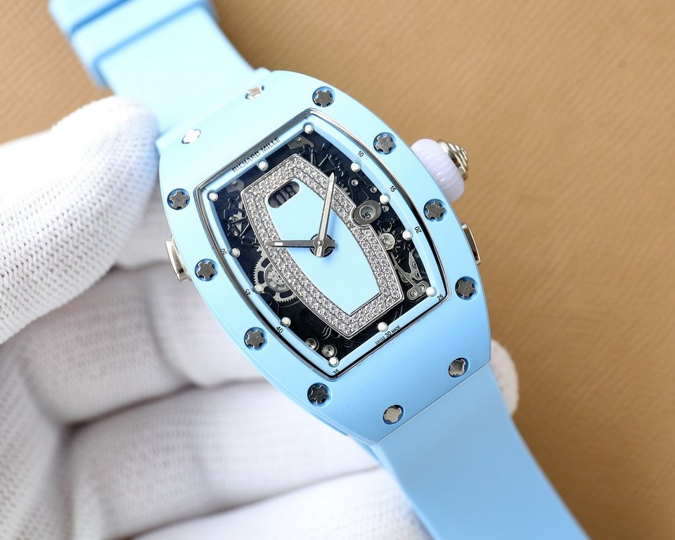 . Richard Mille (RM037) women's carbon fiber ceramic watch series This watch is from the Australian actress Margot Robbie endorsement of new products. This watch is made of stainless steel case overlay, the case is made 