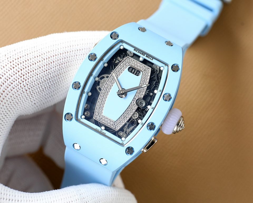 . Richard Mille (RM037) women's carbon fiber ceramic watch series This watch is from the Australian actress Margot Robbie endorsement of new products. This watch is made of stainless steel case overlay, the case is made 