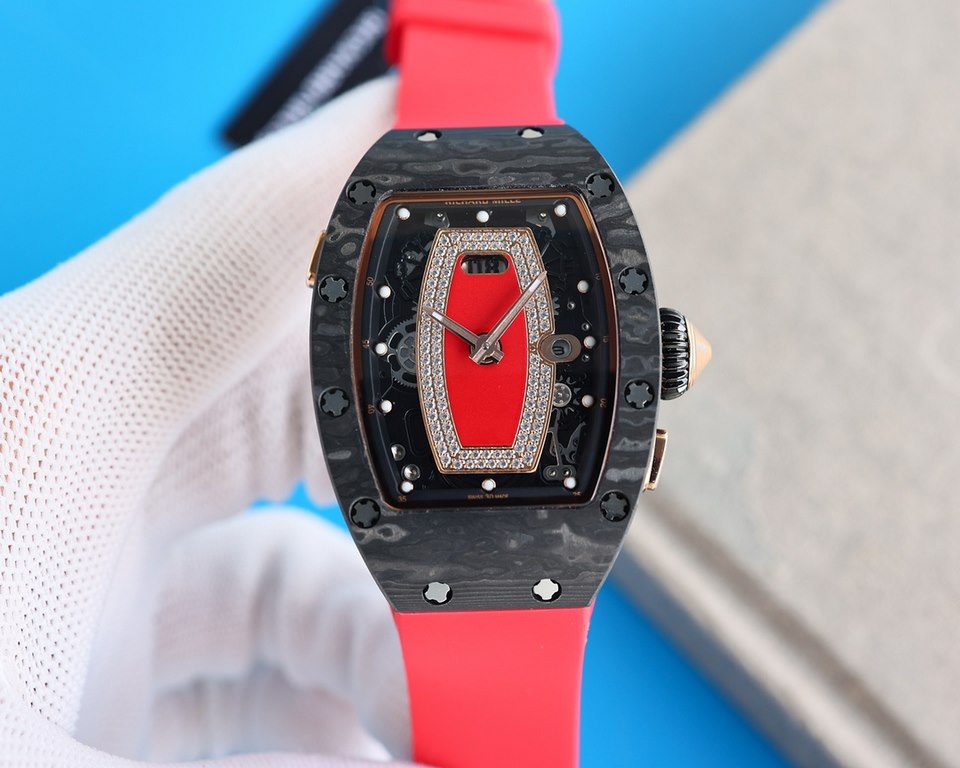 Richard Mille (RM037) women's carbon fiber ceramic watch series This watch is from Australia actress Margot Robbie endorsement of new products. This watch is made of stainless steel case overlay, the case is made of natu