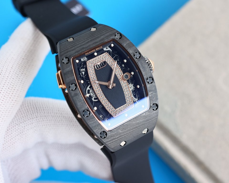 Richard Mille (RM037) women's carbon fiber ceramic watch series This watch is from Australia actress Margot Robbie endorsement of new products. This watch is made of stainless steel case overlay, the case is made of natu