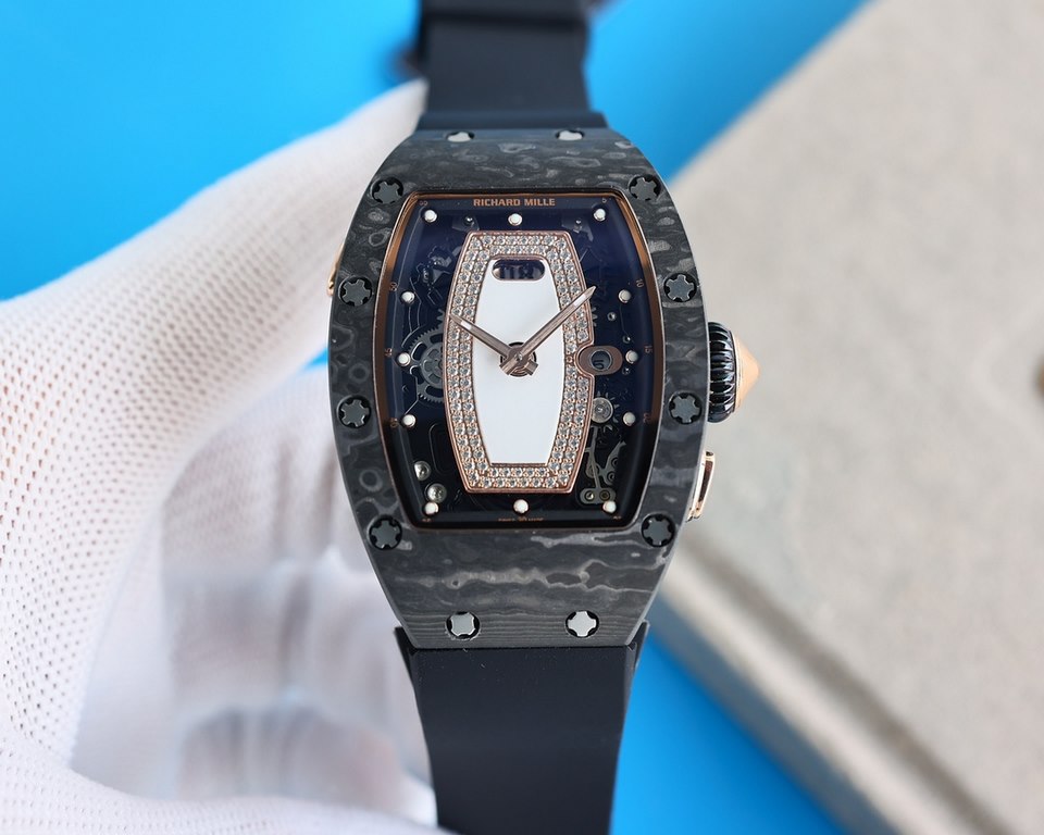 Richard Mille (RM037) women's carbon fiber ceramic watch series This watch is from Australia actress Margot Robbie endorsement of new products. This watch is made of stainless steel case overlay, the case is made of natu