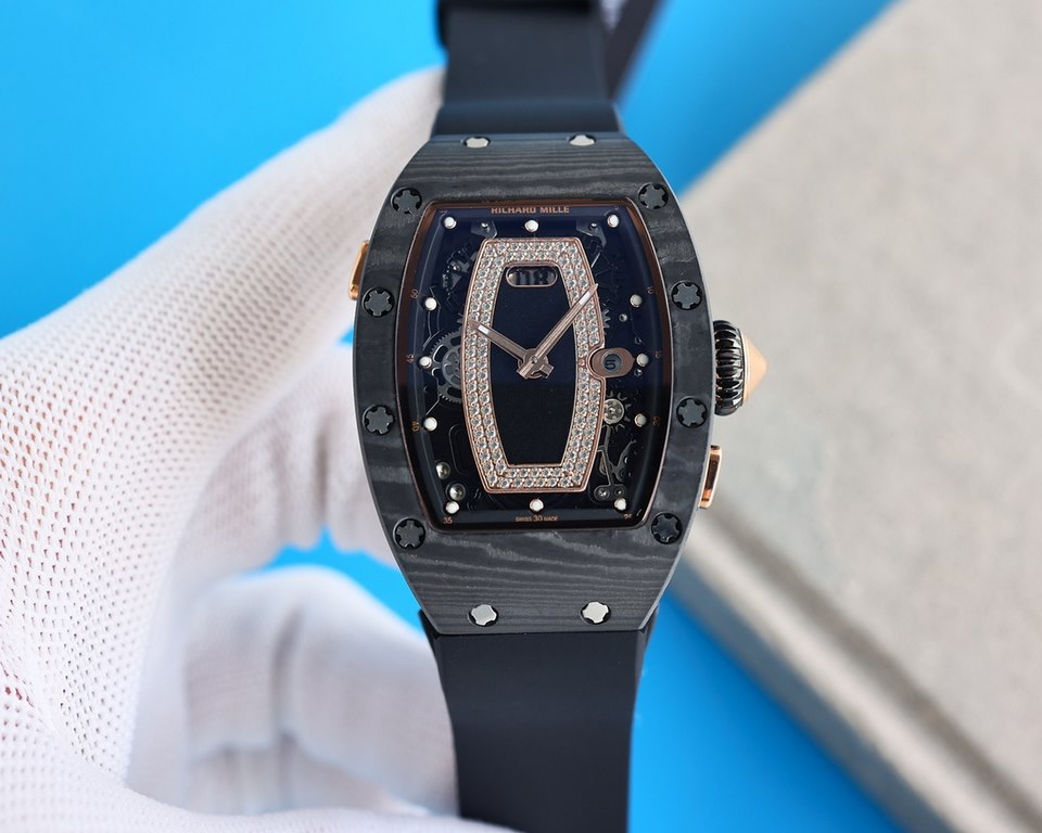 Richard Mille (RM037) women's carbon fiber ceramic watch series This watch is from Australia actress Margot Robbie endorsement of new products. This watch is made of stainless steel case overlay, the case is made of natu