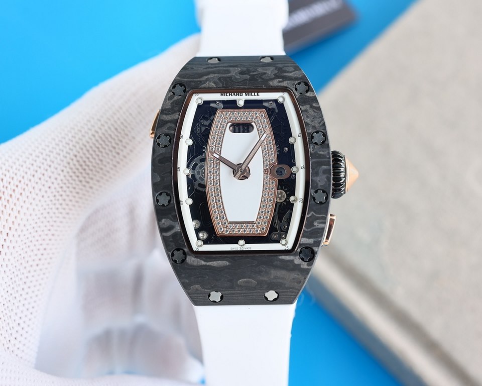 Richard Mille (RM037) women's carbon fiber ceramic watch series This watch is from Australia actress Margot Robbie endorsement of new products. This watch is made of stainless steel case overlay, the case is made of natu