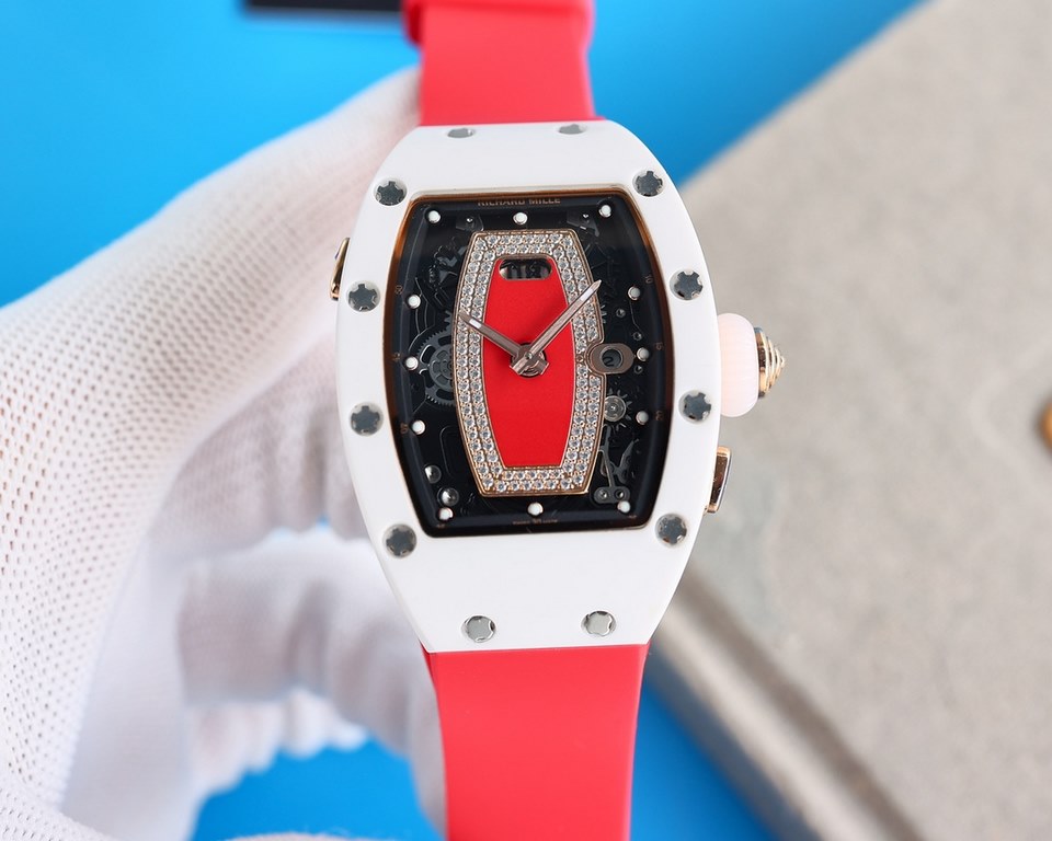 Richard Mille (RM037) women's carbon fiber ceramic watch series This watch is from Australia actress Margot Robbie endorsement of new products. This watch is made of stainless steel case overlay, the case is made of natu